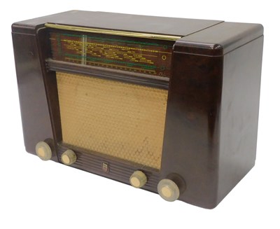 Lot 960 - A mid 20thC Bakelite cased Philips 170A radio,...