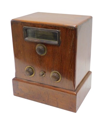 Lot 990 - A mid 20thC walnut cased McMichael style radio,...