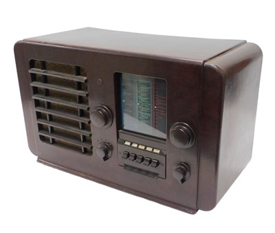 Lot 997 - A mid 20thC Bakelite cased radio, EKCO A23...