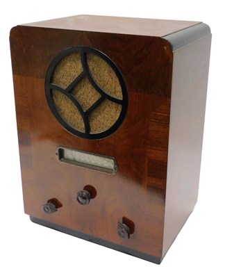 Lot 1004 - A mid 20thC walnut Defiant model number M234...