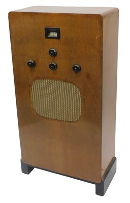 Lot 894 - A mid 20thC walnut cased Murphy radio, type...
