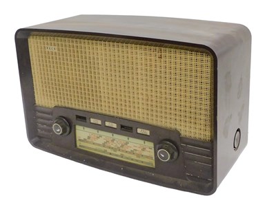 Lot 904 - A mid 20thC Ekco model U199 Bakelite cased...