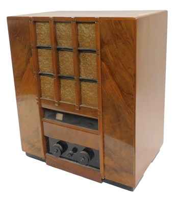 Lot 905 - A 1930s Murphy A3 type radio, in walnut case,...