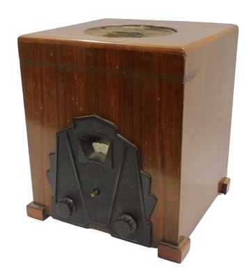 Lot 908 - A 1940s walnut cased Zenith table top radio,...