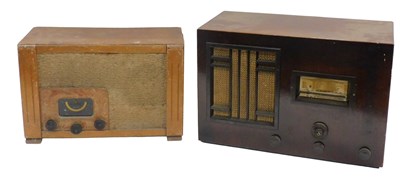 Lot 909 - A mid 20thC walnut cased Bush AC11 valve radio,...