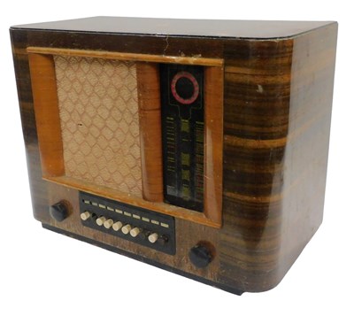 Lot 915 - A mid-20thC walnut cased vintage Bush radio,...