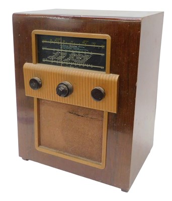 Lot 917 - A mid-20thC walnut cased Cossor radio,...