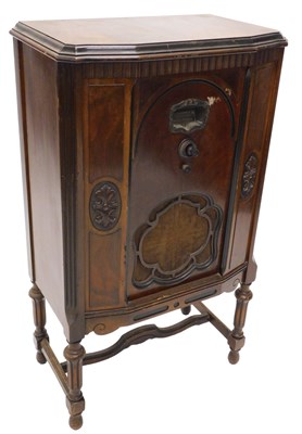 Lot 1026 - A mid 20thC walnut cased Brunswick model 15...