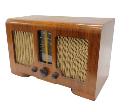 Lot 1029 - A mid 20thC walnut cased McMichael radio,...