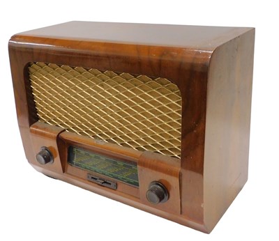 Lot 1030 - A mid 20thC walnut cased Sobell radio, 37cm...