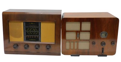 Lot 1031 - A mid 20thC walnut cased Cossor radio, and a...