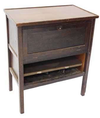 Lot 1032 - A freestanding oak cased Ekco model RG23 valve...