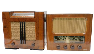 Lot 1034 - A mid 20thC walnut cased radio, 39cm high, and...