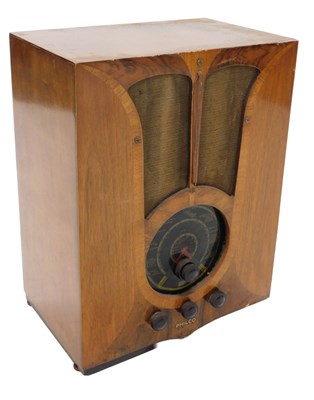 Lot 1049 - A mid 20thC walnut cased Philco radio,...