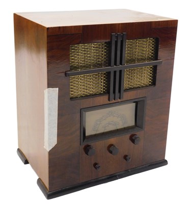 Lot 1050 - A mid 20thC walnut cased model 425 radio, 47cm...