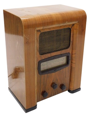 Lot 1055 - A mid 20thC walnut cased Defiant MSH921 radio,...